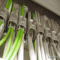 變頻器和電機(jī)之間的合適距離是多少？如何連接不同的距離？