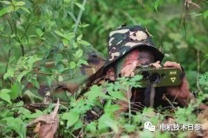 三名偵察兵進行匝間絕緣檢查