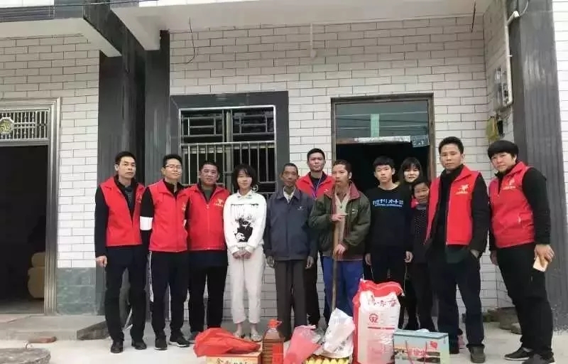 暖冬行動-怡園牽手愛心企業家去2縣開展吊唁活動